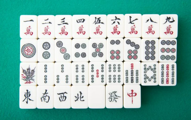 Revealing how to play mahjong tiles from experts